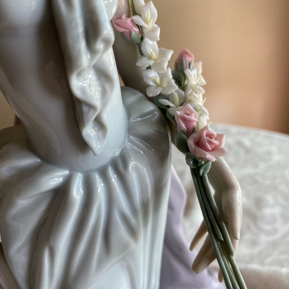 RETIRED 2004 ‘A LADY OF TASTE LLADRO’ PORCELAIN FIGURINE Item# 01001495 - Picture 9 of 14